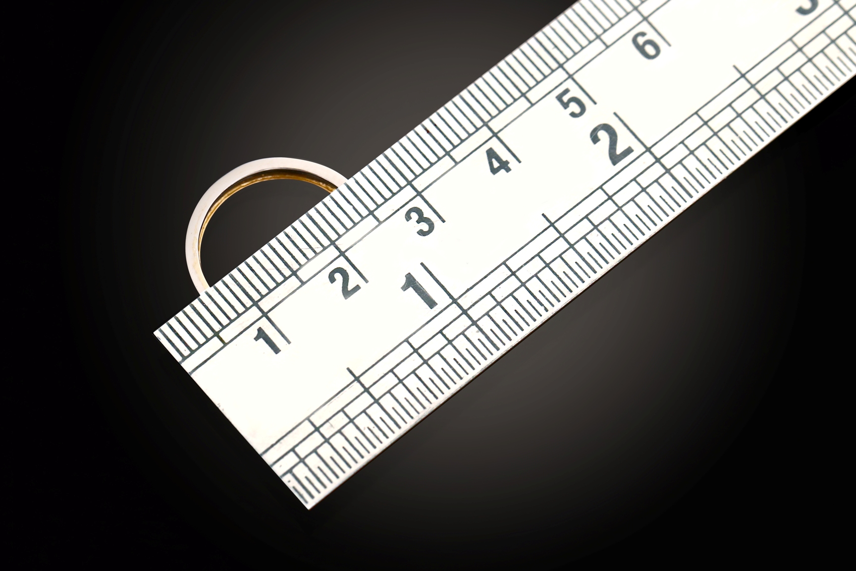 Measuring a ring's inside diameter with a ruler